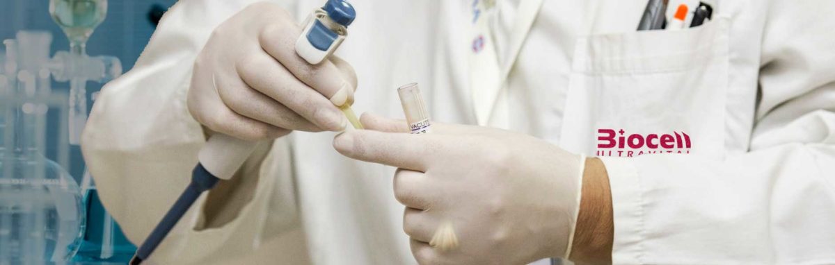 Científica en laboratorio Científica en laboratorio